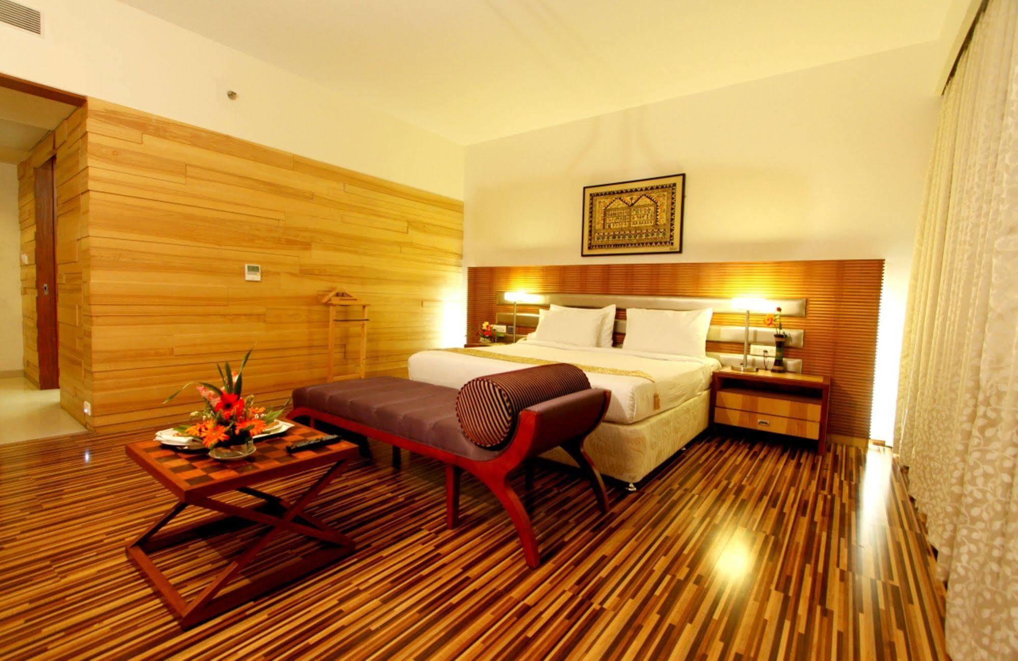 St Laurn Koregaon Park Pune Extérieur photo